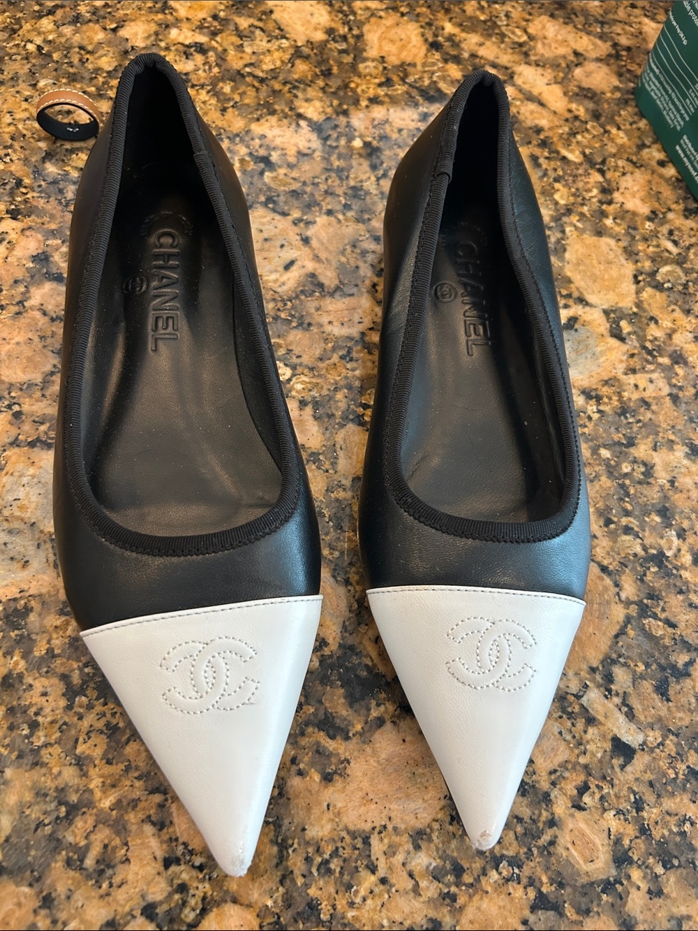 CHANEL Black Leather Flats with White Pointed Toe and CC Stitching